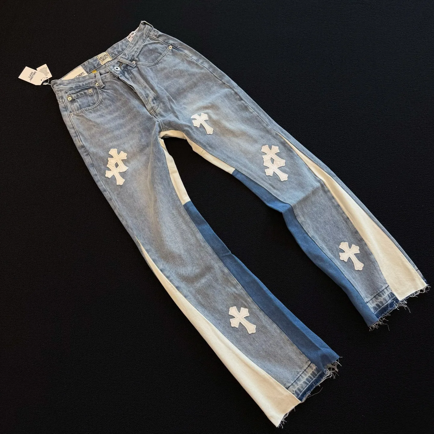 P260 model number: D356 GALLERY DEPT & Chrome hearts washed blue spliced cross jeans, three-dimensional version, loose and comfortable, not picky about body shape, factory-made, original factory quality control, same style for men and women, can be matched with couples, versatile recommendation, must-have denim for all seasons, made of heavy-duty washed pure cotton denim fabric, after washing, it is soft and thick, very stylish when worn on the body Size: 28, 30, 32, 34, 36 (S-XXL) Color: Splicing Size reference # 28 trouser length 100 waist 72 30 trouser length 102 waist 76 32 trouser length 104 waist 80 34 trouser length 106 waist 84 36 trouser length 108 waist 88